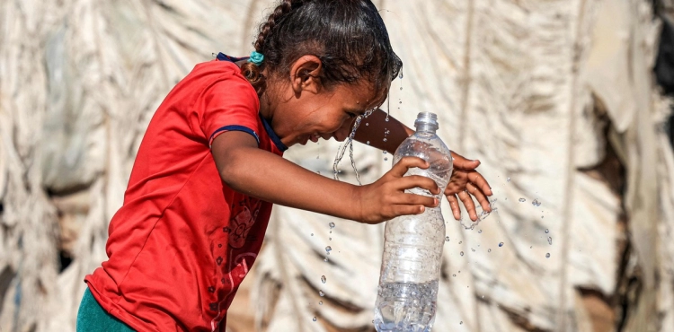 The summer heat doubles the suffering of the people of Gaza in light of the power outages
