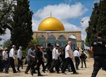 Scores of settlers storm Al-Aqsa Mosque