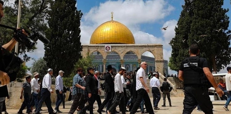 Scores of settlers storm Al-Aqsa Mosque