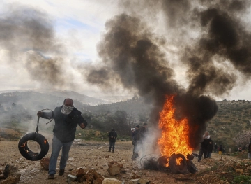 Injuries in scattered clashes in the West Bank