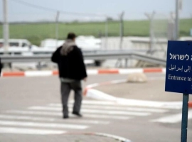 The occupation continues to close the Erez checkpoint to workers
