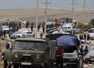 Thousands of refugees from Nagorno-Karabakh flock to the Armenian border