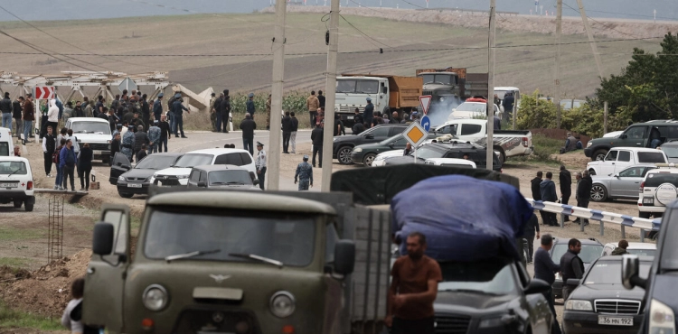 Thousands of refugees from Nagorno-Karabakh flock to the Armenian border