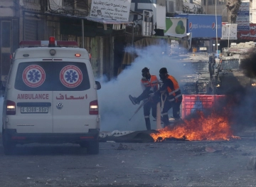 Injuries and arrest of a boy during confrontations in Hebron