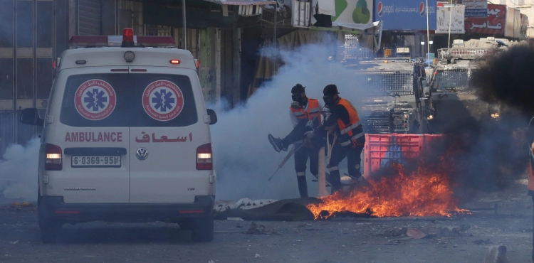 Injuries and arrest of a boy during confrontations in Hebron