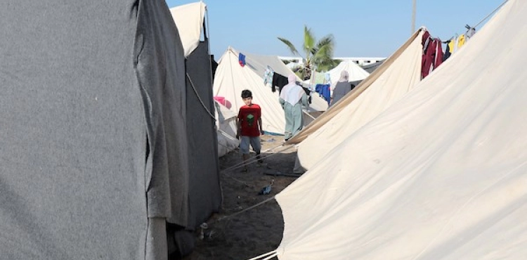 In pictures: UNRWA sets up a camp to shelter displaced people in the south of the Gaza Strip