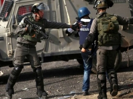 The occupation arrests three journalists from Hebron