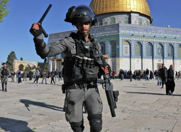 The occupation forces prevent dozens of worshipers from entering Al-Aqsa Mosque
