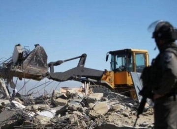 The occupation forces a Jerusalemite to demolish his house in Jabr al-Mukaber in Jerusalem