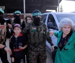 Al-Qassam hands over 13 prisoners and 4 foreigners to the Red Cross