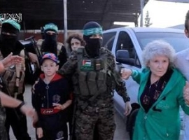 Al-Qassam hands over 13 prisoners and 4 foreigners to the Red Cross