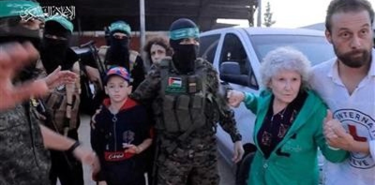 Al-Qassam hands over 13 prisoners and 4 foreigners to the Red Cross