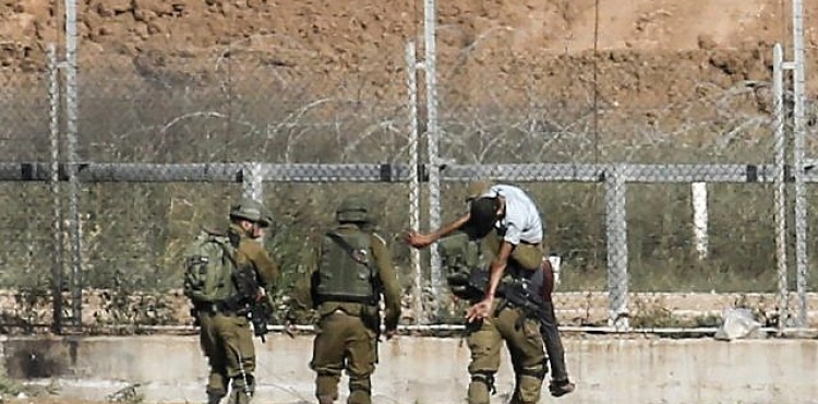 The occupation arrested 4 young men, east of Gaza