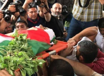 The crowds of Gaza are a martyr the child Ahmed the father of rope