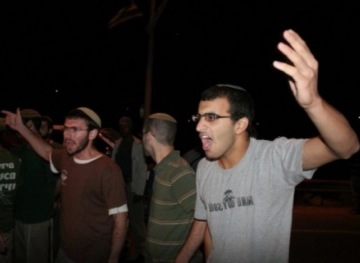 Settlers storm the outskirts of the Tira neighborhood in Ramallah and perform Talmudic rituals