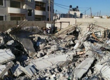The occupation forces a citizen in Al-Isawiya to demolish his house
