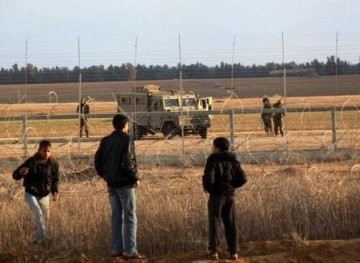 The occupation arrests a young man on the Gaza border