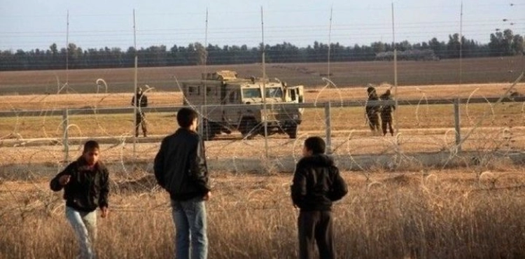 The occupation arrests a young man on the Gaza border