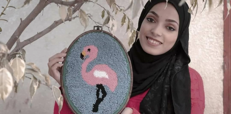 A young woman from Gaza uses "wool" to create paintings