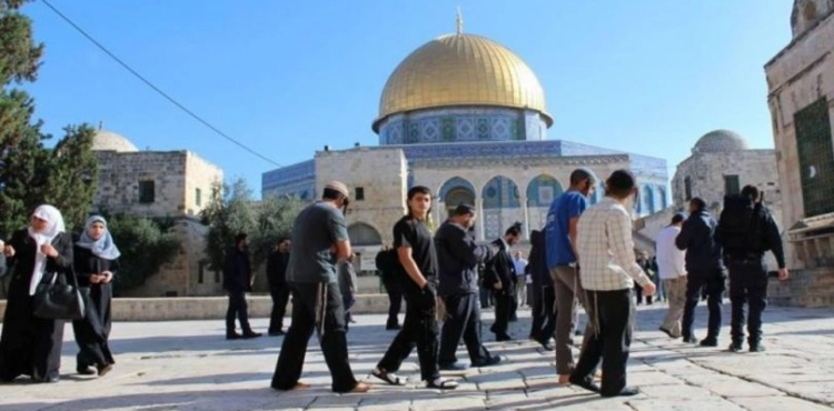 Settlers Storm Al-Aqsa mosque