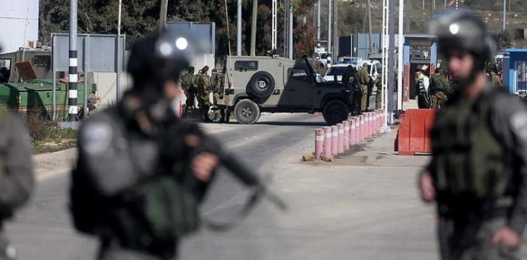 The occupation imposes a security cordon on the bank and closes the Gaza crossings on the eve of the Jewish feast of forgiveness.