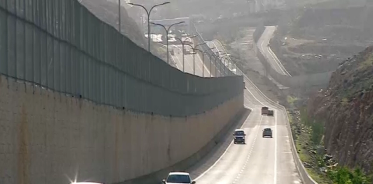 The occupation&acute;s construction of an apartheid wall in the streets of the West Bank was revealed