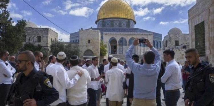 42 settlers enter the courtyards of Al-Aqsa Mosque