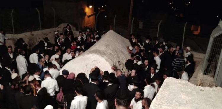 Hundreds of settlers storm religious and historical shrines south of Nablus