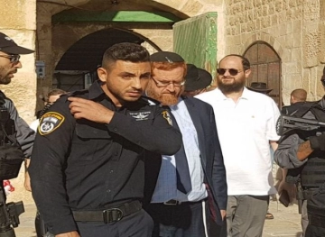Dozens of settlers storm the Al-Aqsa Mosque