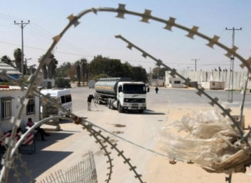 Occupation halts cement entry into Gaza and withdraws permits for 500 merchants