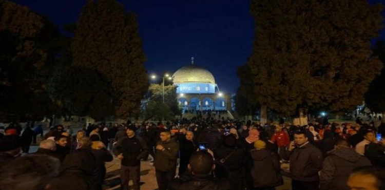 The occupation police continue their attacks on worshipers in Al-Aqsa
