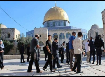 Settlers storm Al-Aqsa amid the escort of the Israeli police