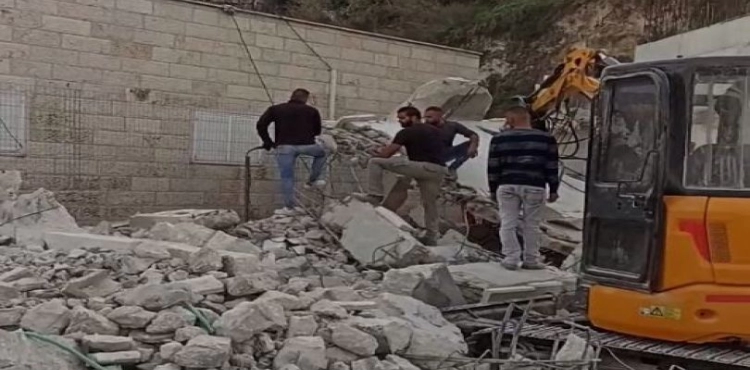 The Israeli occupation authorities force two Jerusalemites to demolish their apartments in Jerusalem