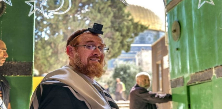 More than 200 settlers storm Al-Aqsa