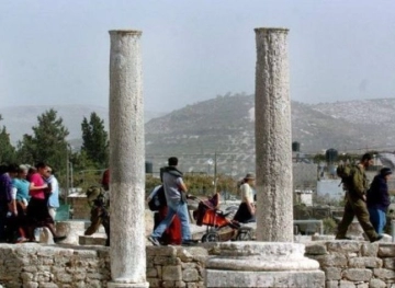 Nablus.. Settlers storm the archaeological area in the town of &quot;Sebastia&quot;