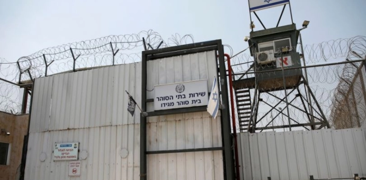 Human Rights Center: Palestinian detainees in occupation prisons are suffering from extreme heat