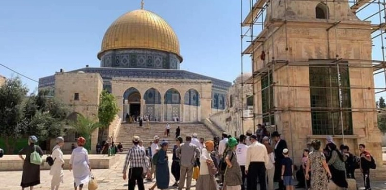 Dozens of settlers storm the courtyards of Al-Aqsa Mosque