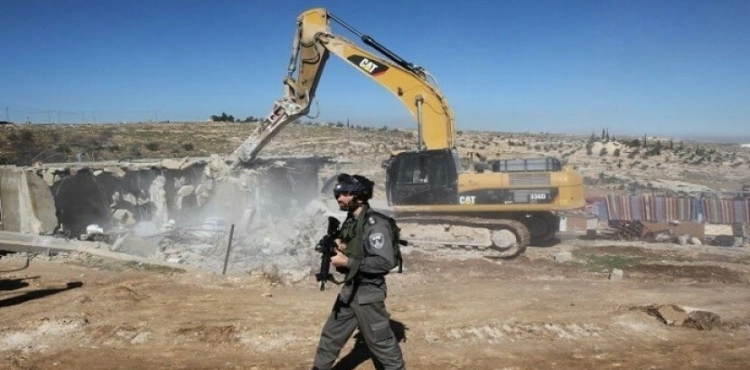 The occupation forces a Jerusalemite to demolish his house and pay a heavy fine in Jerusalem