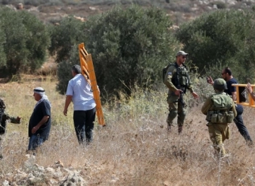 Four injuries in settlers&acute; attack on olive pickers in Borin in Palestine