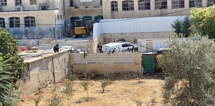 The occupation arrests a number of young men in Silwan and storms Al-Isawiya