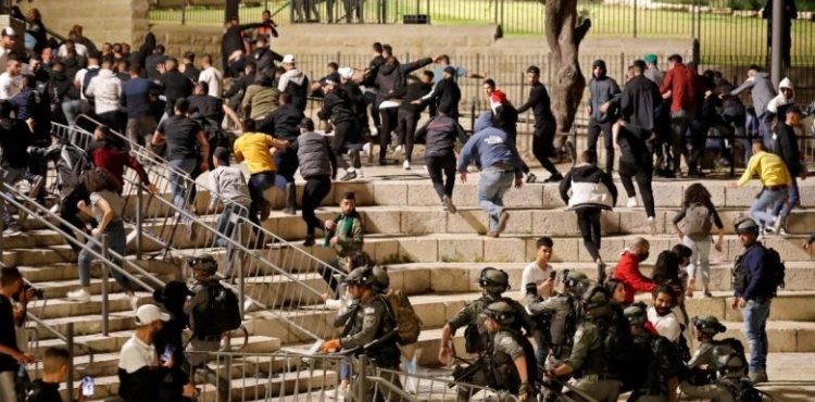 Palestinian calls for an &quot;intifada&quot; on Tuesday against the settlers&acute; march