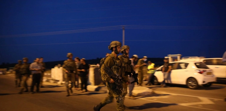The occupation arrests 6 Palestinians, one of whom was shot