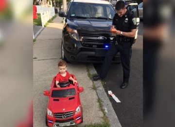 That&acute;s what a traffic policeman did to a kid driving his little cart!