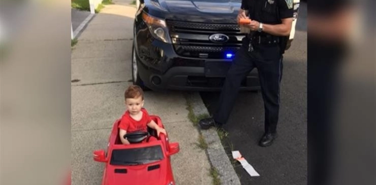 That&acute;s what a traffic policeman did to a kid driving his little cart!