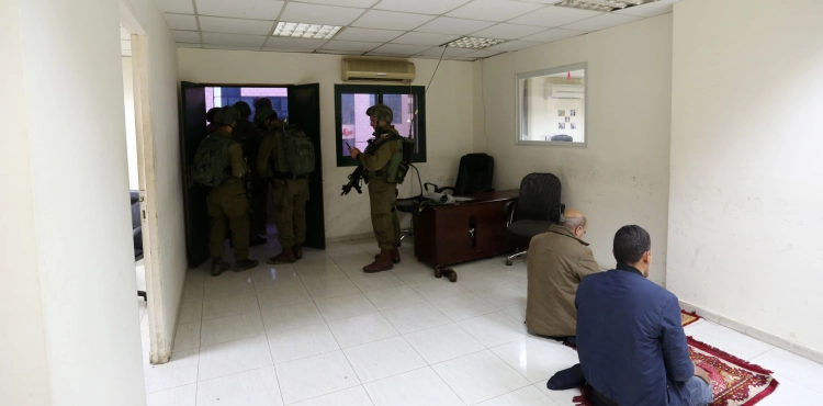 Army of occupation invades the headquarters of the Palestinian news Agency in Ramallah