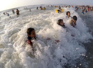 Gaza Municipality warns against swimming after pumping sewage water to the sea shores