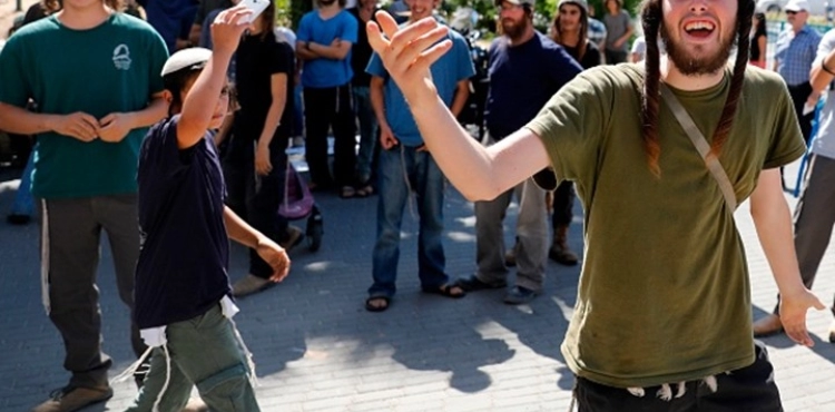 A settler assaults and burns two children in Jerusalem