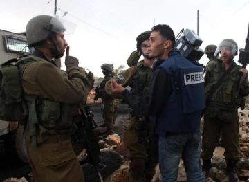 The occupation prevents three Arab journalists from entering the West Bank