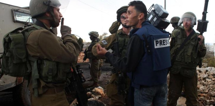 The occupation prevents three Arab journalists from entering the West Bank