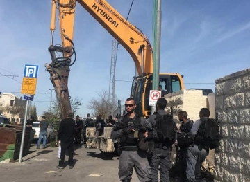 The occupation destroys a house and a commercial facility in Jerusalem